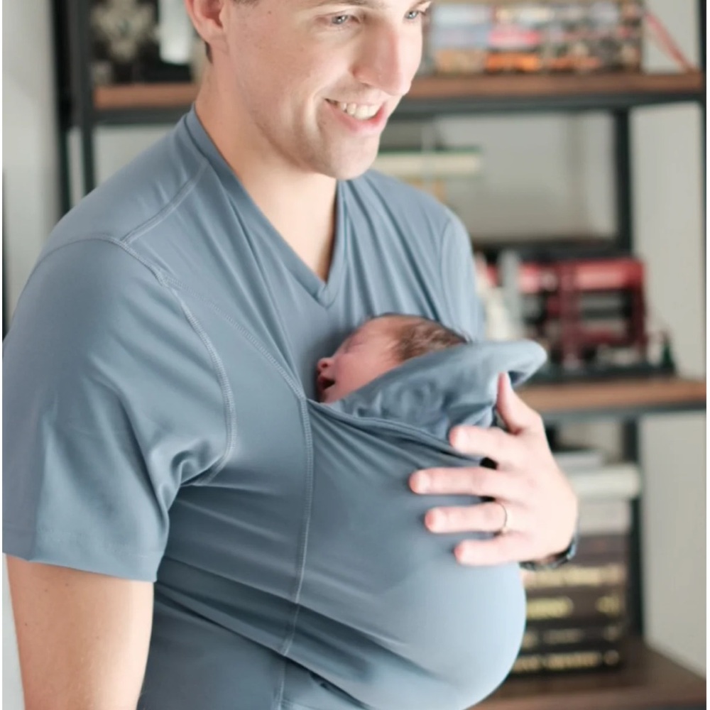 Lalabu Blue V Neck Short Sleeve Baby Pouch Dad Shirt Size M